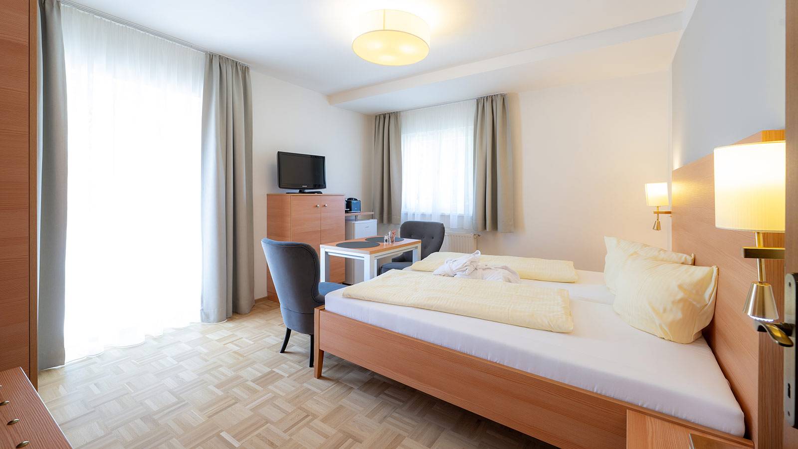 Doppelzimmer-West-Bett-Fenster