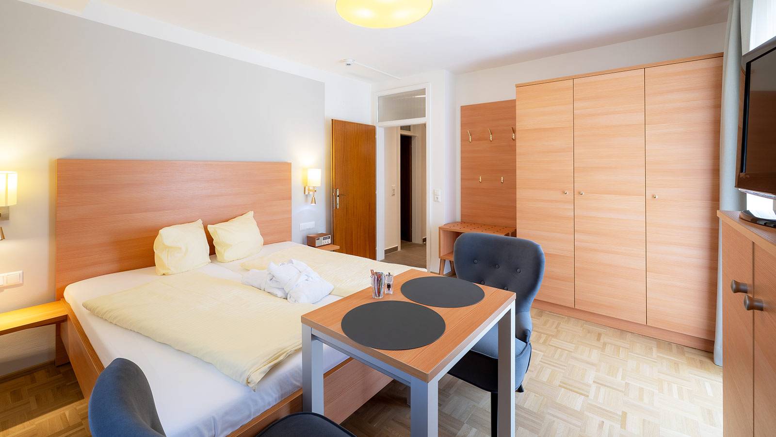 Doppelzimmer-West_Bett-und-Essbereich