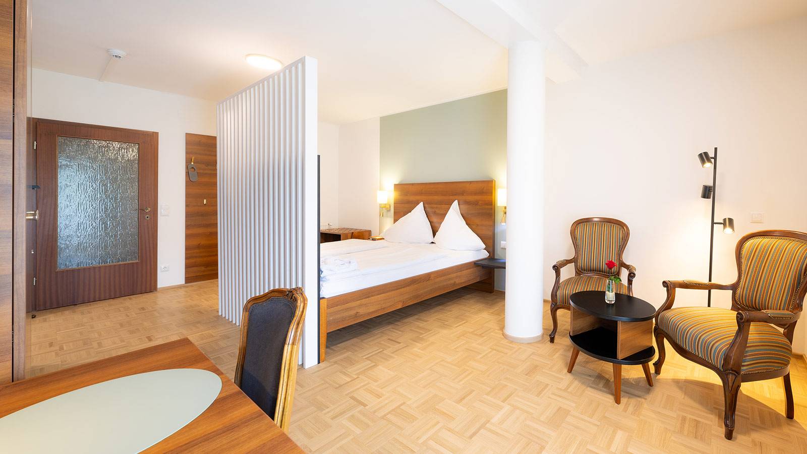 Studio-Seeblick-1_Wohnbereich-und-Bett